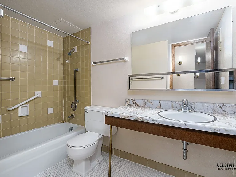 Half Moon Lake Apartments — Photo 24