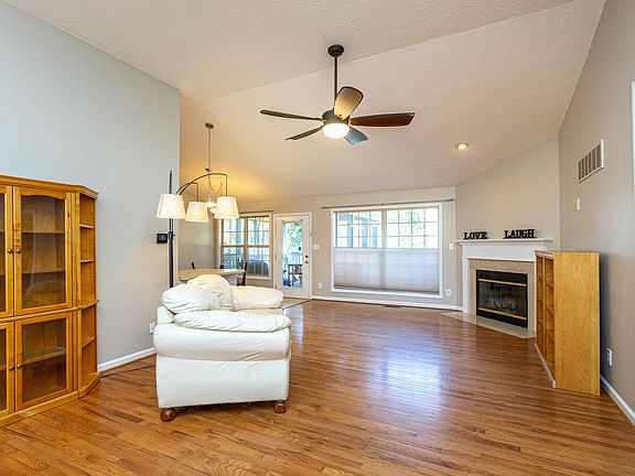 3rd image of 100 Granger Ln