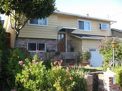 1914 Bayview Ave photo 1