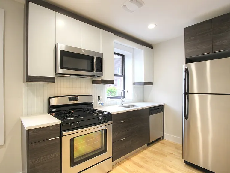 867 Metropolitan Ave #2R — Photo 3