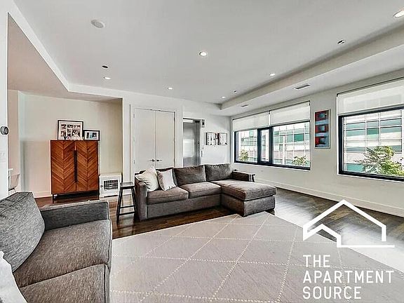 3rd image of 670 N Kingsbury St #207