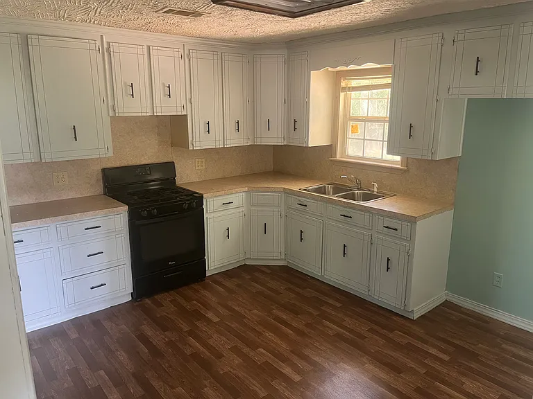 2211 Memorial Dr — Photo 3
