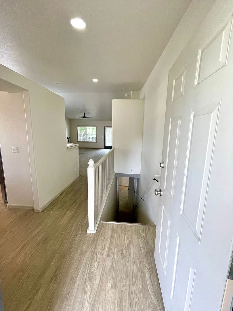 Newly Remodeled - Modern 3 Bedroom Duplex with Finished Basement and an Office Room! — Photo 4