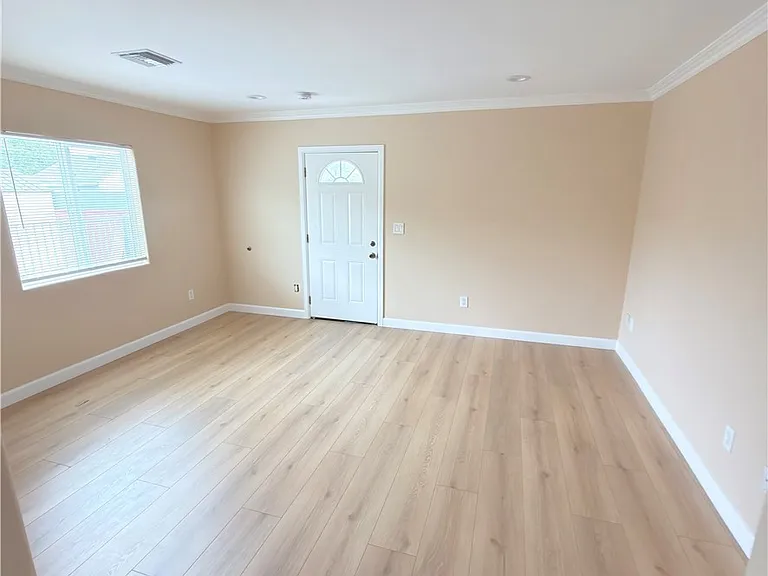 8018 Radford Ave — Photo 6