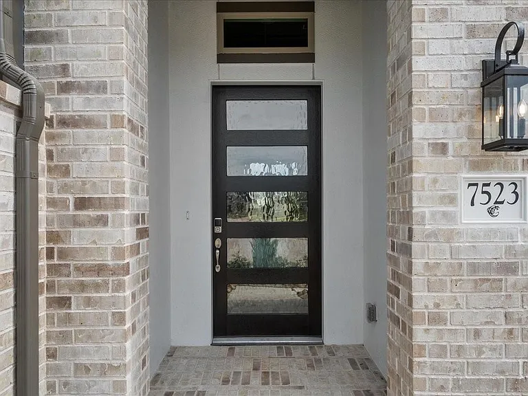 7523 Mariposa Way — Photo 4