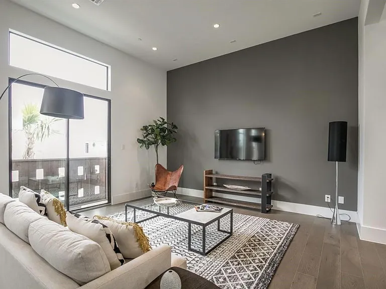325 E 2nd St — Photo 5