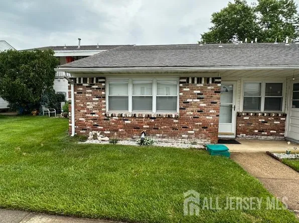 4 Florida Ct, Matawan, NJ 07747