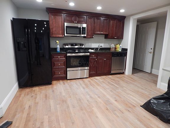 4th image of 481 Medford St #18