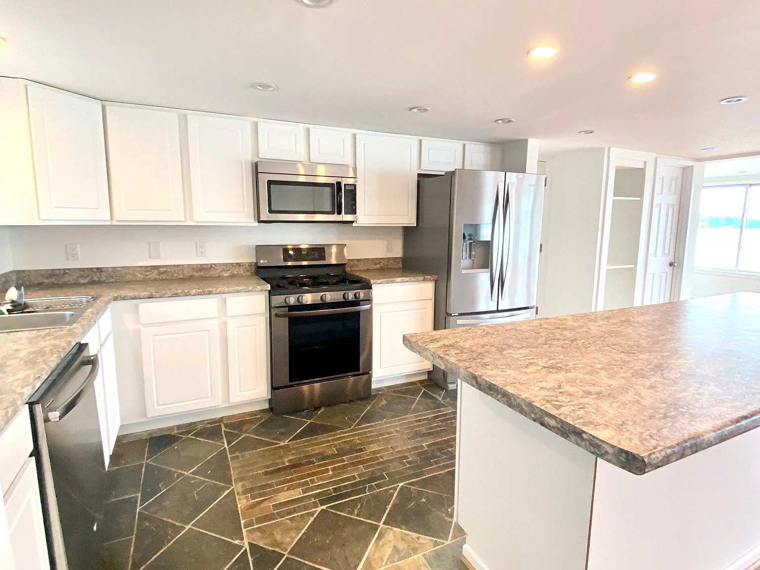 3 bed, 2000 sqft, $4,550 — Photo 3