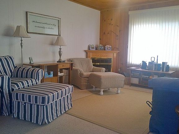 Living room w/gas fireplace