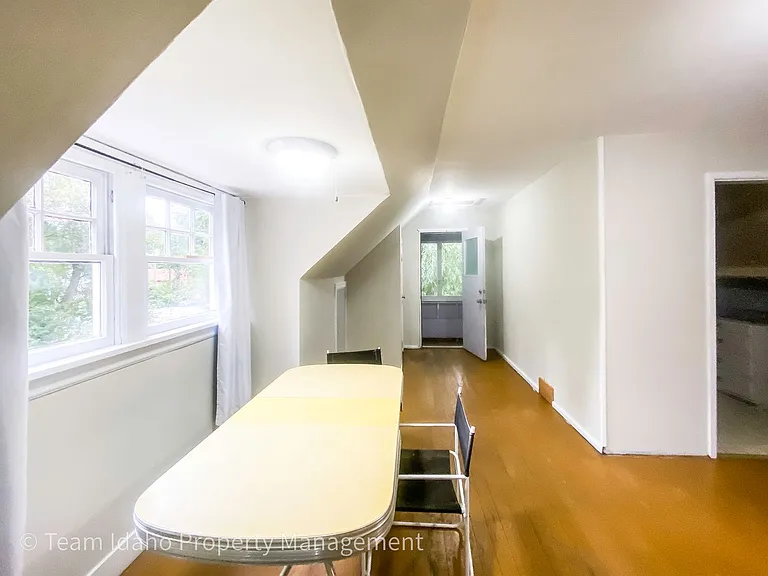 811 E 6th St — Photo 3
