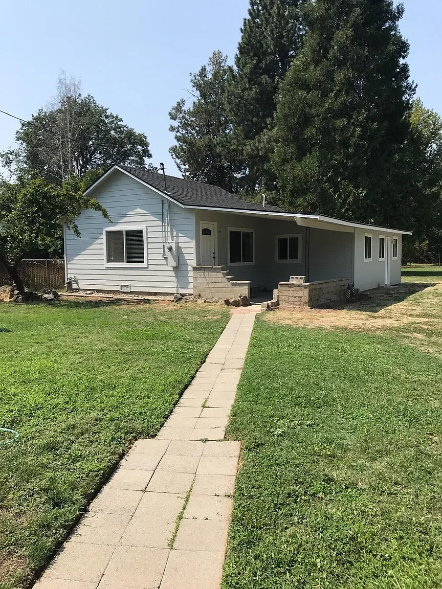 1220 NW Evergreen Ave photo 1