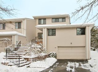 10 Chestnut Ln, Woodbury, NY