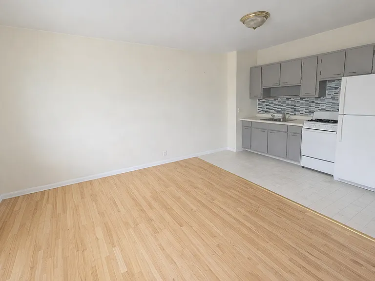 327 University Ave SE — Photo 2