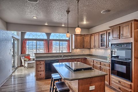 Kitchen w/ sitting room