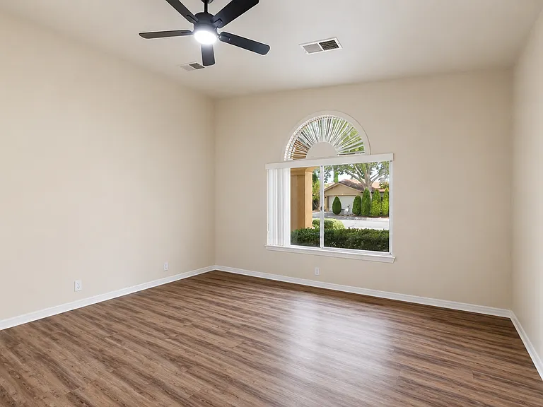 10916 Griffith Park Dr NE — Photo 7