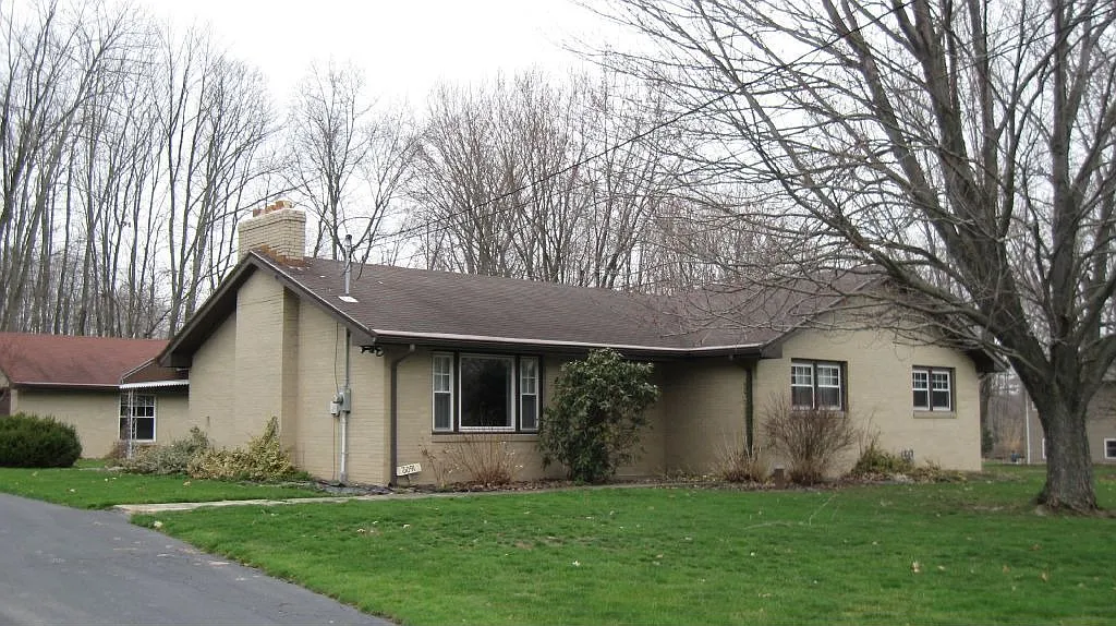 3091 Maplewood Dr photo 1