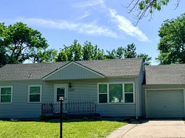 1257 SW Chatham Pl, Topeka, KS 66604
