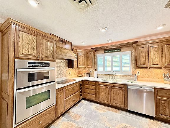 3rd image of 567 Broomfield Rd