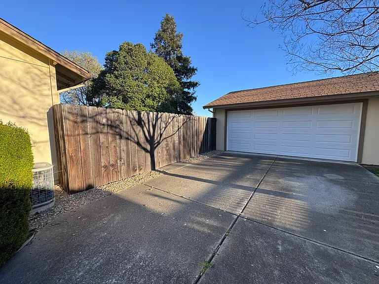 1565 Buttercup Ct — Photo 27