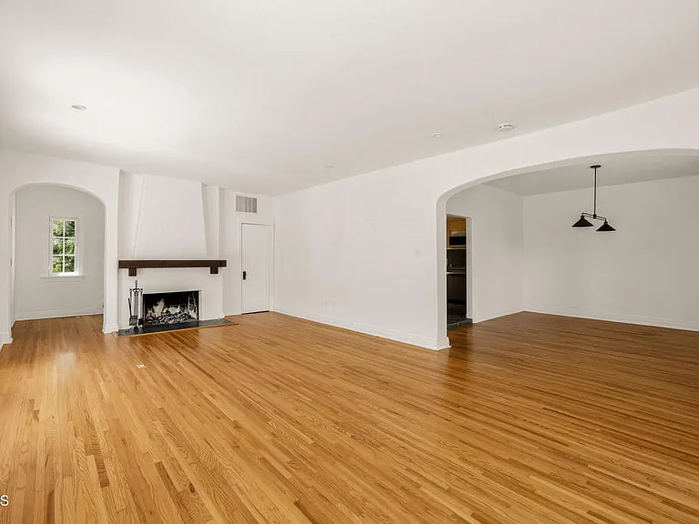 1323 Indiana Ave — Photo 7