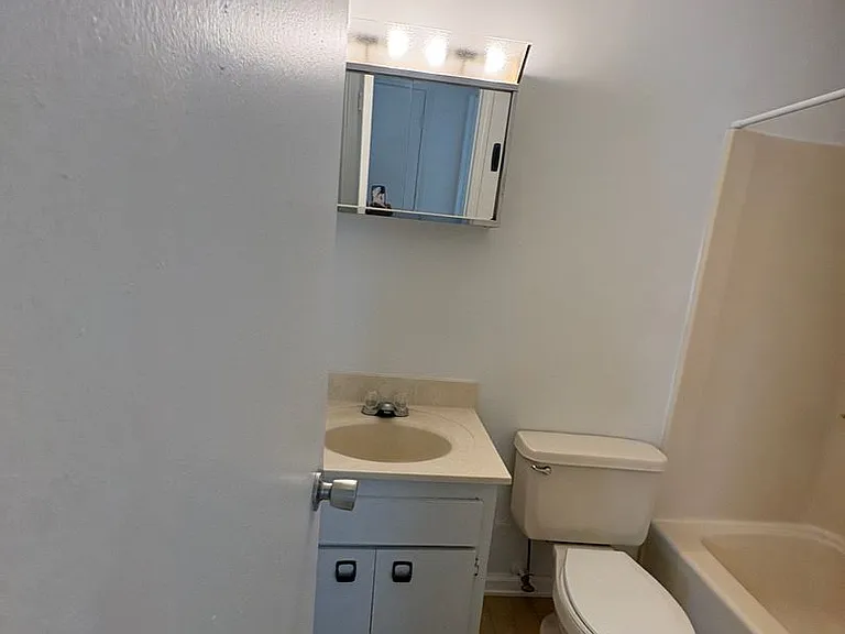2225 S Hoyt Ave — Photo 4