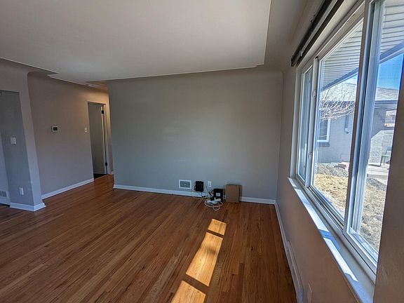 2nd image of 3662 N Glencoe St