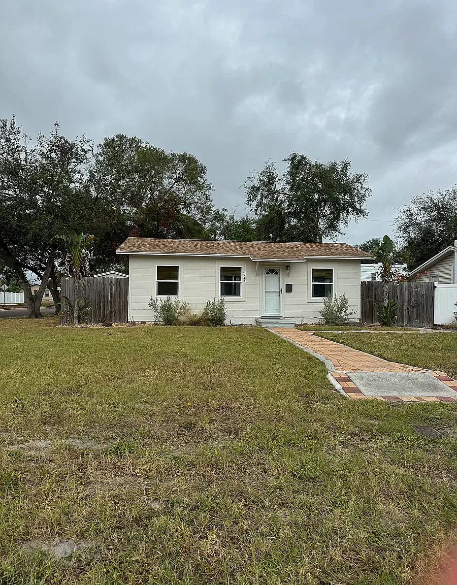 2 bed, 700 sqft, $2,100 — Photo 1