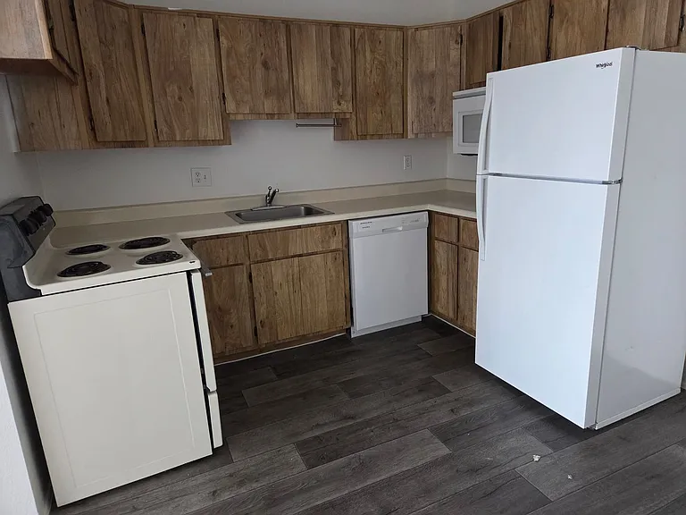 Sterling Pointe Apartments — Photo 25