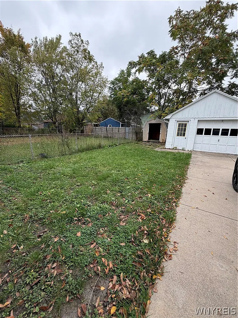 2 bed, 1.0 bath, 2198 sqft, $1,095 — Photo 3