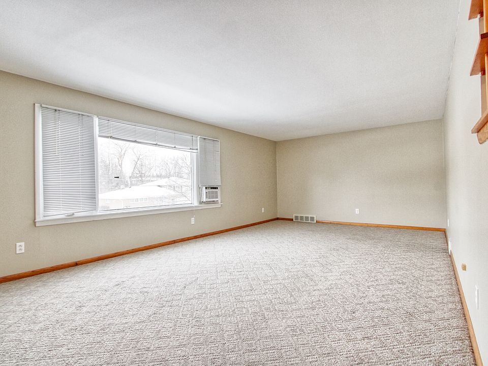 1st image of 22 Fairelm Ln #1