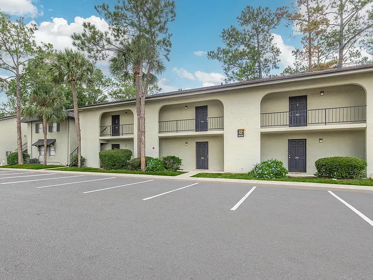 Oasis Club Apartments — Photo 9