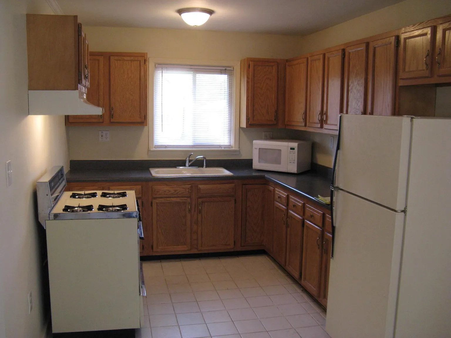3 bed, 1.5 bath, 1125 sqft, $1,350 — Photo 2