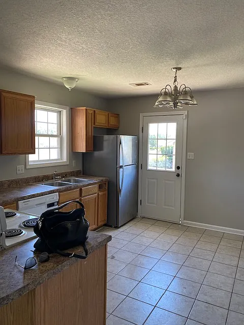 3 bed, 1230 sqft, $1,400 — Photo 2