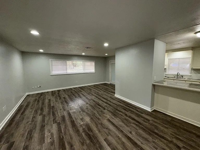 304 Colonial Cir — Photo 3
