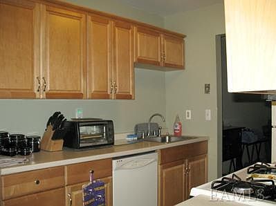 5th image of 32 Sharon Lynn Blvd #32