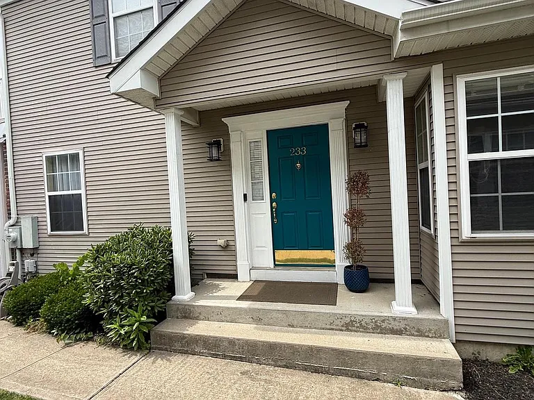 233 Fountayne Ln — Photo 3