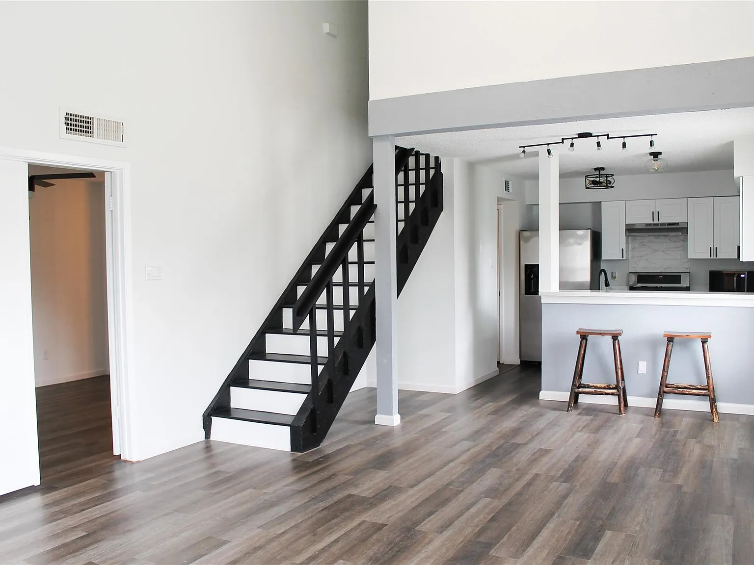 3 bed, 2.0 bath, 1244 sqft, $1,600 — Photo 2