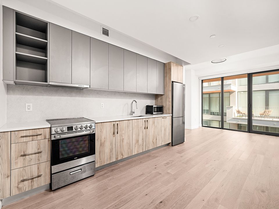 1st image of 255 Lorimer St #812