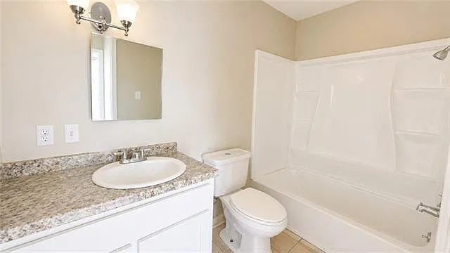3 bed, 1.0 bath, 684 sqft, $1,000 — Photo 3