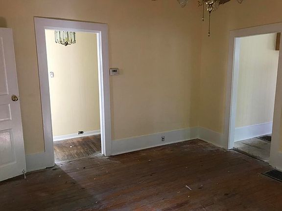 2nd image of 404 E Caldwell Ave