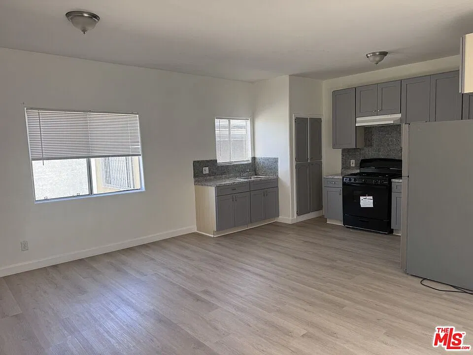 3 bed, 1.0 bath, 1095 sqft, $2,850 — Photo 4