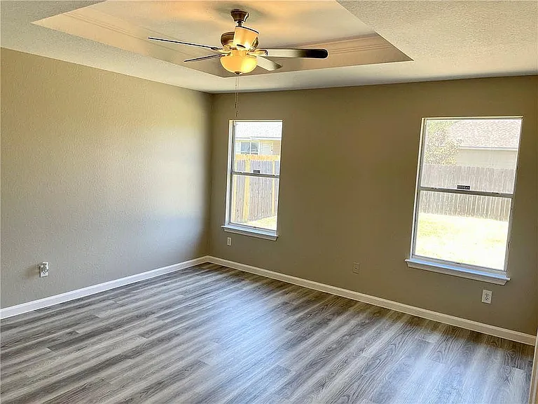 305 Mossy Rock Dr — Photo 4