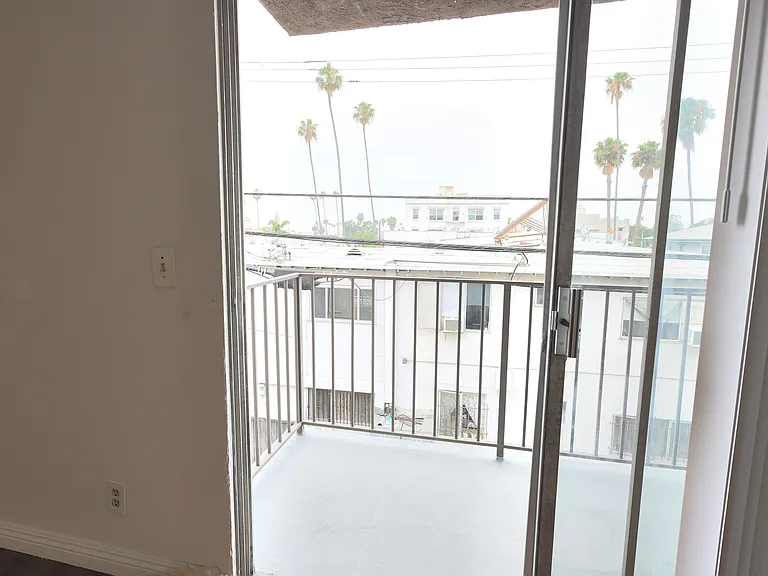 123 N Mariposa Ave — Photo 8