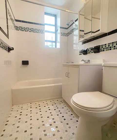111 E 21st St #4 — Photo 5