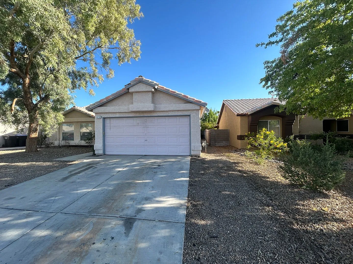 Single story with tile in most living areas. Huge backyard. — Photo 2