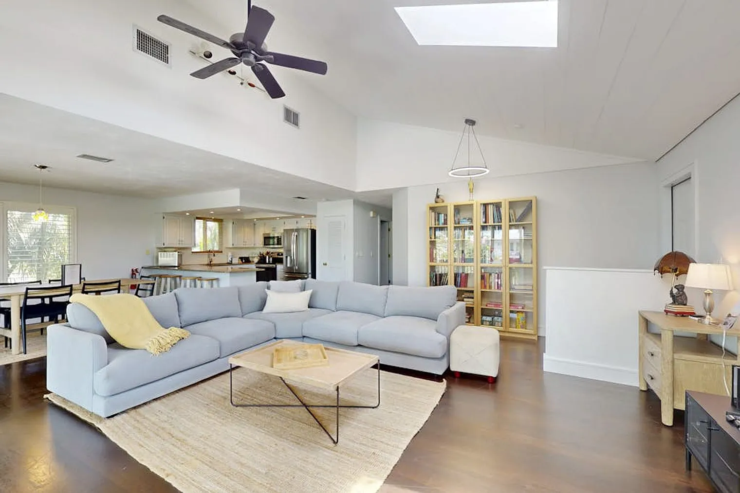 3 bed, 2.0 bath, 1420 sqft, $8,544 — Photo 2