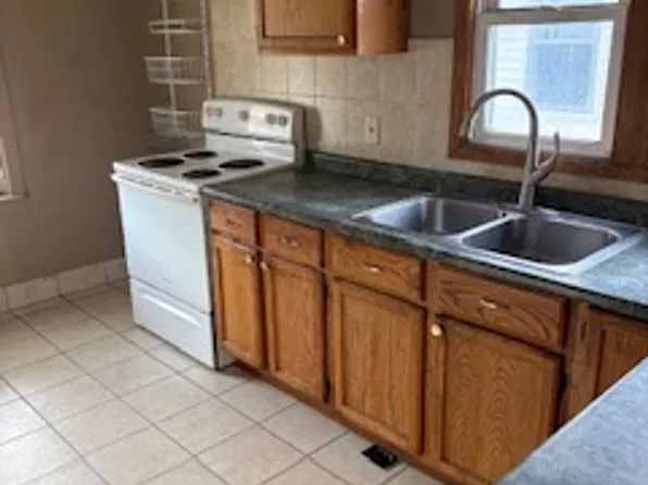 1021 W 5th St, Waterloo, IA 50702