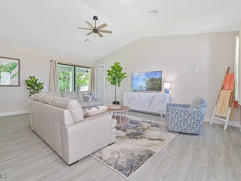 1137 SW 29th Ter — Photo 8