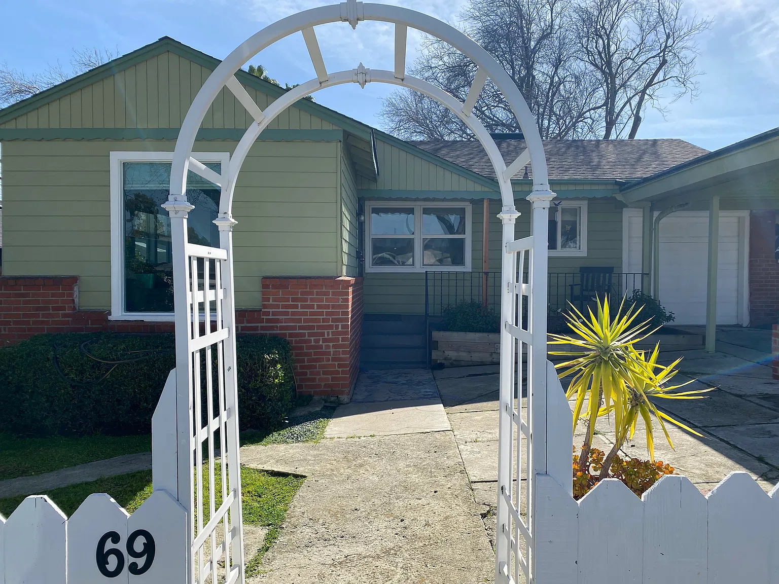 69 Hillcrest Ave — Photo 1